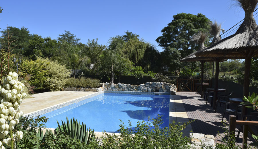 Piscina Deck Sombrillas